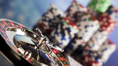 skakmat mobile app interface showing football markets and live casino tables