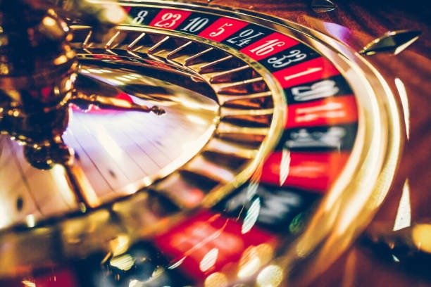 Live blackjack dealer and card table on skakmat platform with multiple player positions