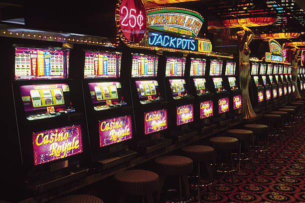 Live roulette dealer and wheel on skakmat platform with multiple betting options